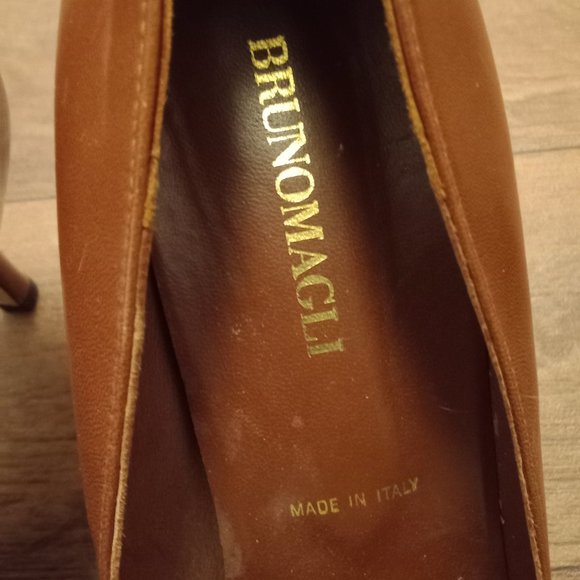 Brunomagli Leather Pointed Toe Women's Pumps - Picture 6 of 6